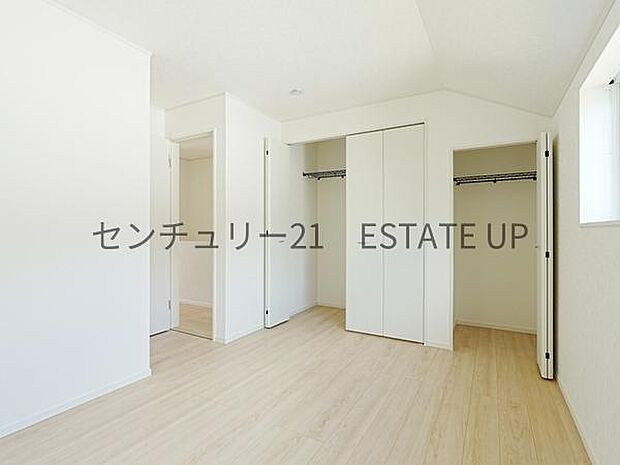 【洋室】クローゼットがあるのですぐに着替えができ便利です♪