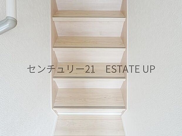 【階段】階段の途中でふと顔を合わせる、そんな日常の一コマが愛おしい。