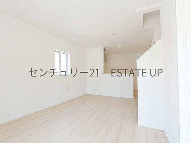 【リビング】ご家族皆様でゆったりとお過ごしいただけるリビングです。