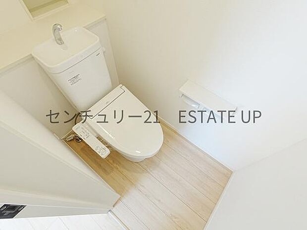 【トイレ】温水洗浄便座付きのトイレです。
