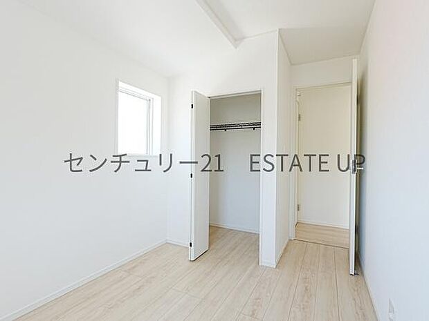 【洋室】クローゼットがあるのですぐに着替えができ便利です♪