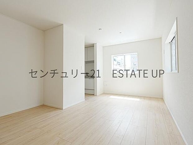 【リビング】お好きにアレンジして家具を置き、ご家族で安らげる癒しの空間をお作りいただけます。