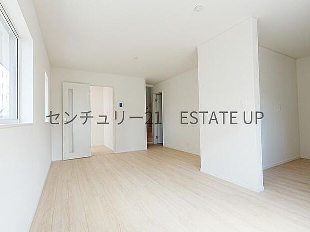 【リビング】ご家族皆様でゆったりとお過ごしいただけるリビングです。