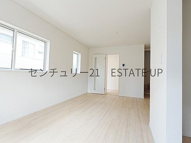 【リビング】心地いい光が差し込みます。過ごしやすいリビングで家族が快適な日々が送れます。