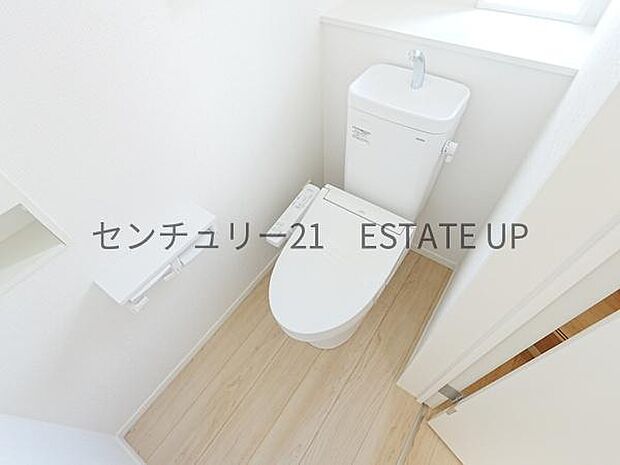 【トイレ】温水洗浄便座付きのトイレです。