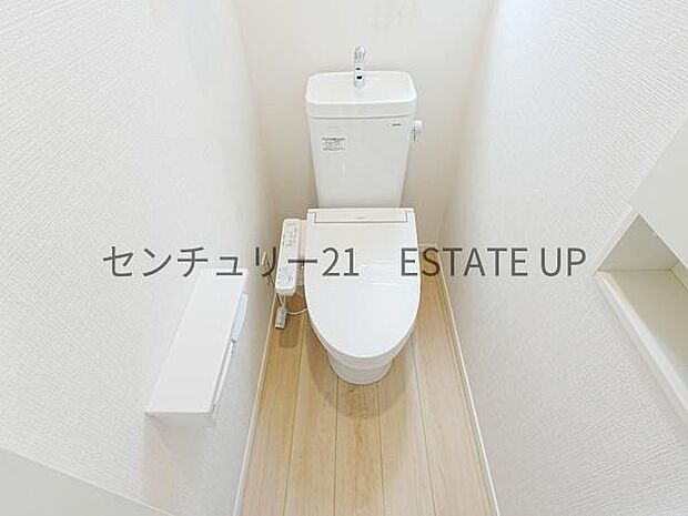 【トイレ】二階トイレ。各階にトイレが付いているので、忙しい朝の時間帯にも安心。