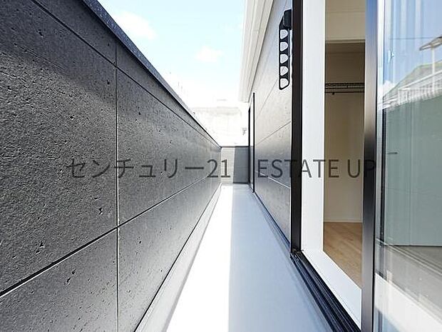 【バルコニー】日当たりも良く洗濯物もよく乾きそうです。