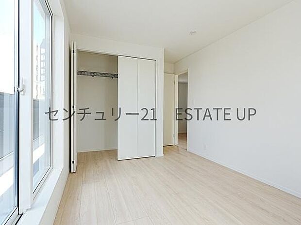 【洋室】バルコニーに面した明るい洋室です。