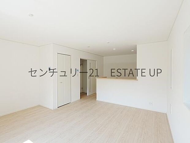 【リビング】お好きにアレンジして家具を置き、ご家族で安らげる癒しの空間をお作りいただけます。