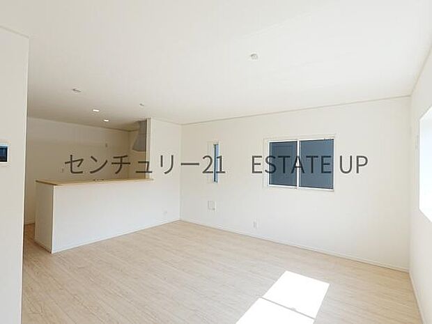 【リビング】ご家族皆様でゆったりとお過ごしいただけるリビングです。