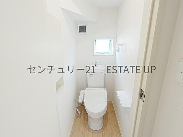 【トイレ】温水洗浄便座付きのトイレです。