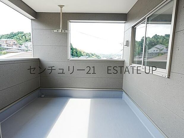 【バルコニー】日当たりも良く洗濯物もよく乾きそうです。夏にはBBQ仕様にも♪