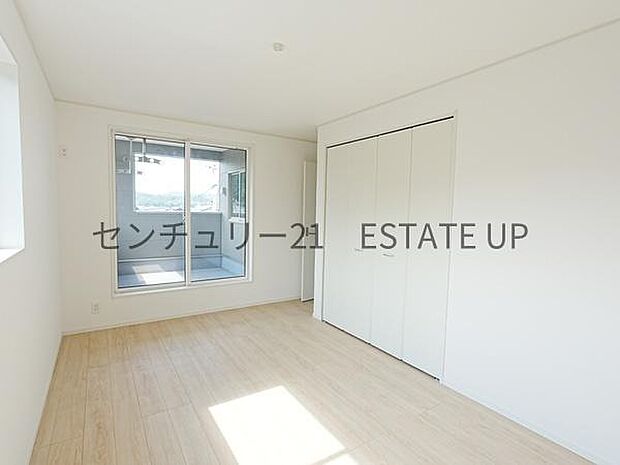 【洋室】バルコニーに面した明るい洋室です。