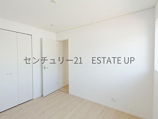 【洋室】クローゼットがあるのですぐに着替えができ便利です♪