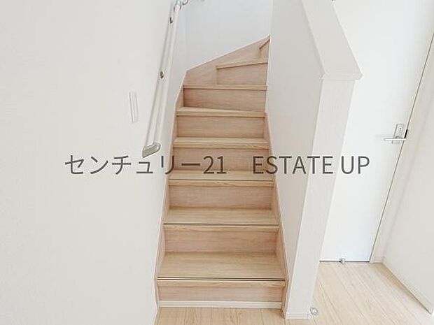 【階段】階段の途中でふと顔を合わせる、そんな日常の一コマが愛おしい。
