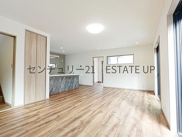 【リビング】お好きにアレンジして家具を置き、ご家族で安らげる癒しの空間をお作りいただけます。