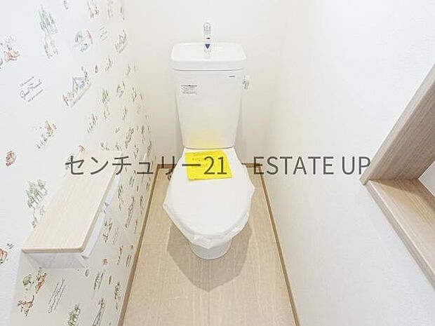 【トイレ】二階トイレ。各階にトイレが付いているので、忙しい朝の時間帯にも安心。