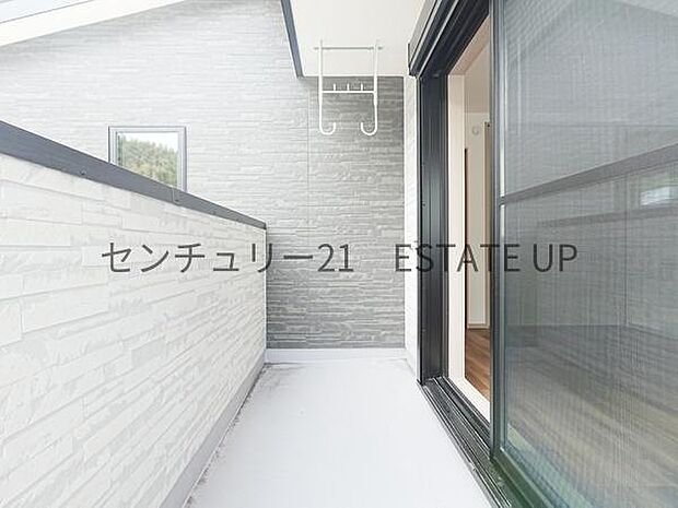 【バルコニー】日当たりも良く洗濯物もよく乾きそうです。