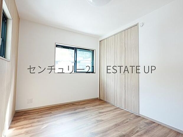 【洋室】窓がついていることで日中も明るくお部屋で過ごせます。