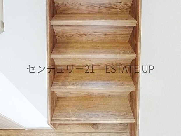 【階段】階段の途中でふと顔を合わせる、そんな日常の一コマが愛おしい。