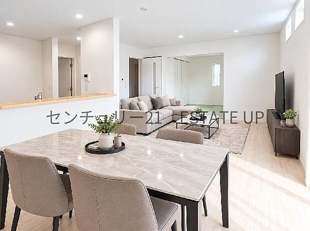 【リビング】広々としたリビング空間で、家族団らんや来客時にもゆったり過ごせる心地よい空間。※ホームステージングしているイメージ図です。