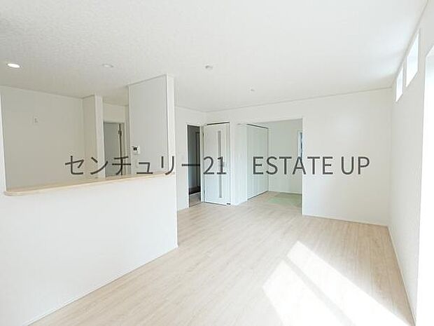 【リビング】お好きにアレンジして家具を置き、ご家族で安らげる癒しの空間をお作りいただけます。