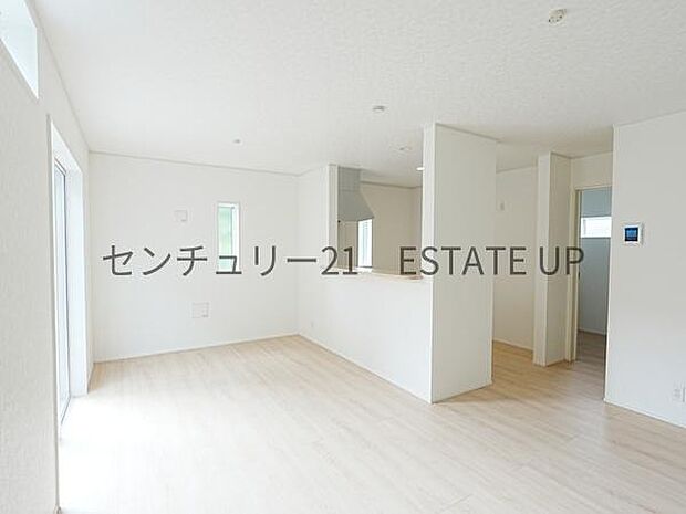 【リビング】ご家族皆様でゆったりとお過ごしいただけるリビングです。