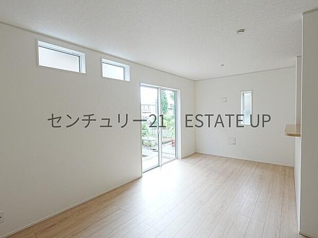 【リビング】心地いい光が差し込みます。過ごしやすいリビングで家族が快適な日々が送れます。