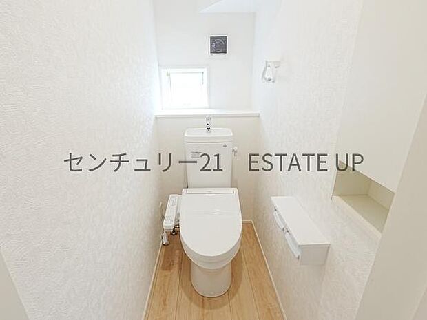 【トイレ】温水洗浄便座付きのトイレです。