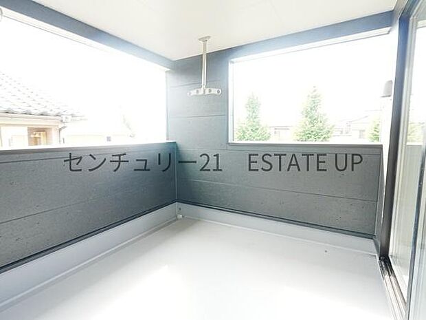【バルコニー】日当たりも良く洗濯物もよく乾きそうです。夏にはBBQ仕様にも♪