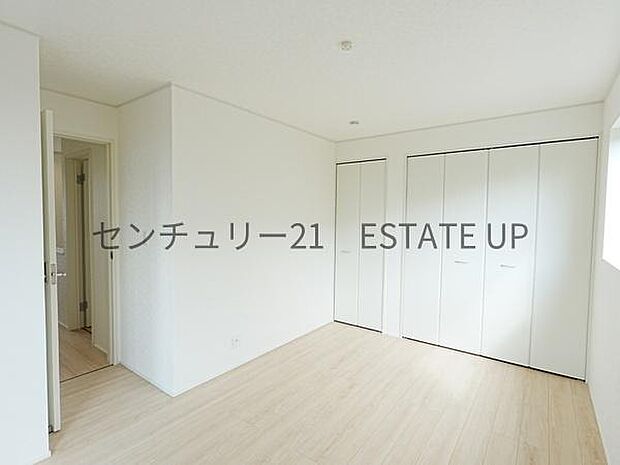 【洋室】クローゼットがあるのですぐに着替えができ便利です♪