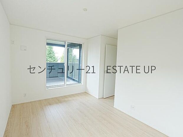【洋室】バルコニーに面した明るい洋室です。