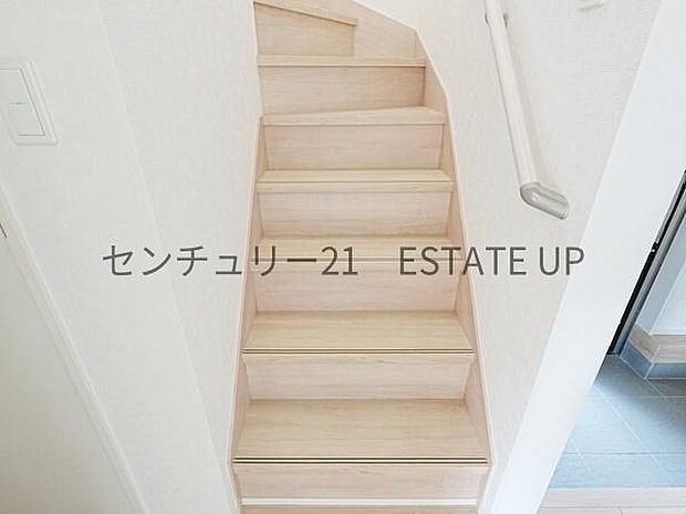 【階段】階段の途中でふと顔を合わせる、そんな日常の一コマが愛おしい。