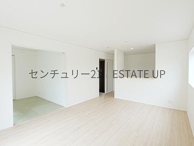 【リビング】お好きにアレンジして家具を置き、ご家族で安らげる癒しの空間をお作りいただけます。