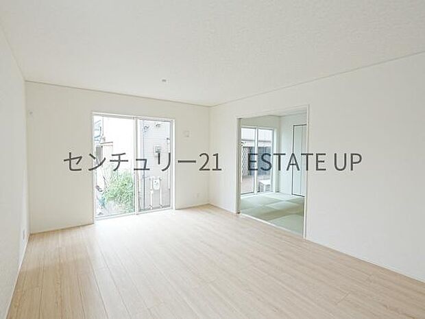 【リビング】リビングに畳の部屋があり来客室やキッズのスペース多様にご使用いただけます。