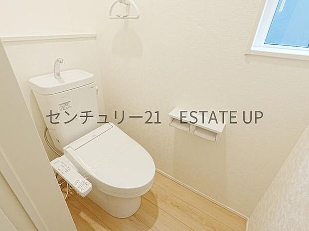 【トイレ】温水洗浄便座付きのトイレです。