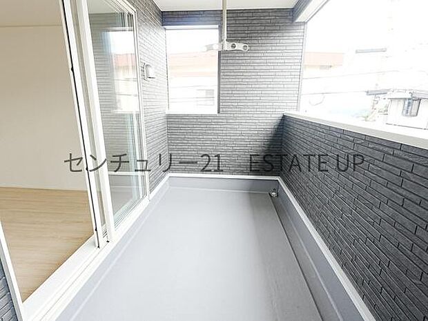 【バルコニー】日当たりも良く洗濯物もよく乾きそうです。