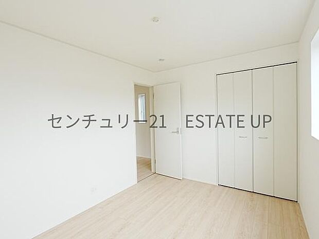 【洋室】クローゼットがあるのですぐに着替えができ便利です♪