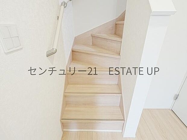 【階段】階段の途中でふと顔を合わせる、そんな日常の一コマが愛おしい。