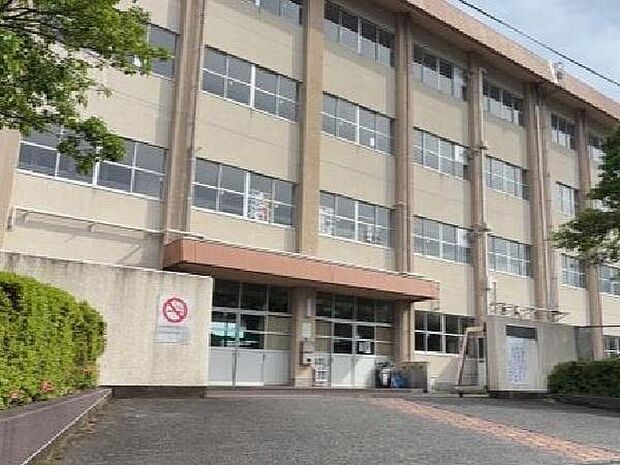 鹿児島市立清和小学校まで957m、校訓「かしこく・うるわしく・たくましく」のもと、自然豊かな環境で、主体的に学び心身を育む学校です。