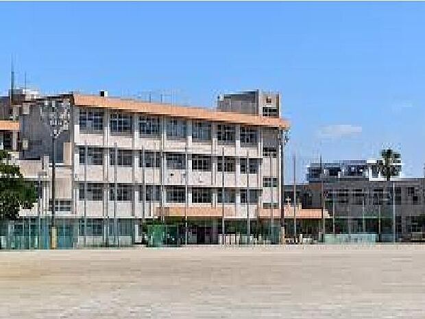 鹿児島市立鴨池中学校まで1276m、鴨池中学校では、校訓「自主・敬愛・鍛錬」を大切にしています。