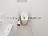 トイレ：【トイレ】トイレ内に手洗いスペースを完備で鏡も置いてオシャレに。