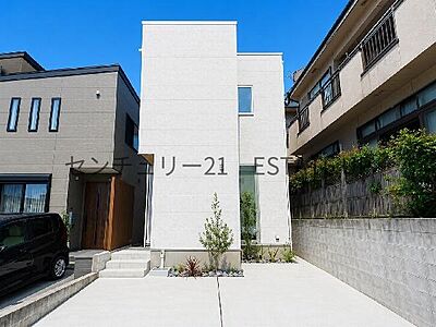 外観:【外観】白を基調とした明るい外観の邸宅です♪ 外観:【外観】白を基調とした明るい外観の邸宅です♪