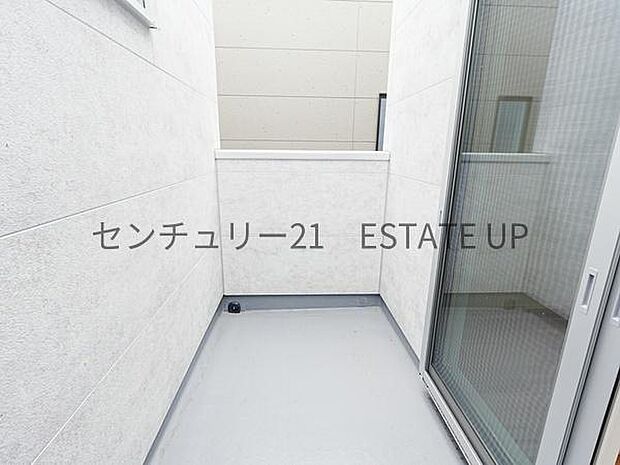 【バルコニー】バルコニーもあるので洗濯物もよく乾きそうです。
