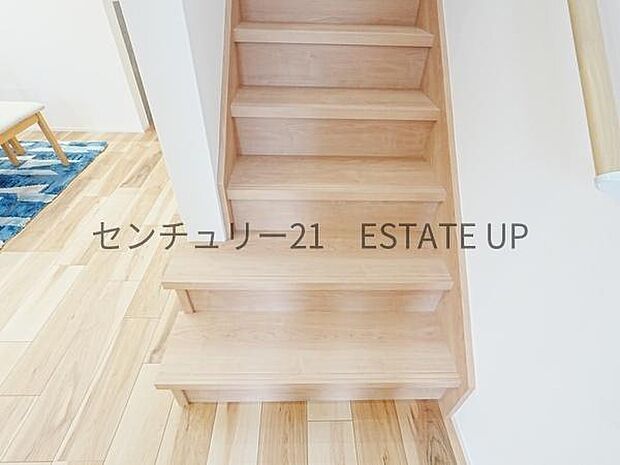 【階段】階段の途中でふと顔を合わせる、そんな日常の一コマが愛おしい。