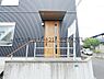 玄関：【玄関】階段があり扉もオシャレな玄関です。