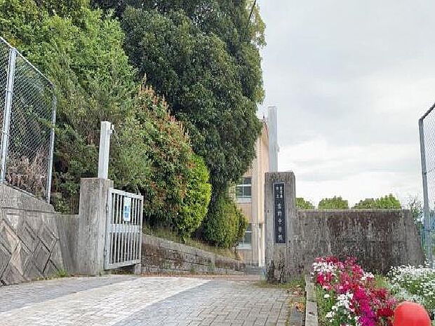 鹿児島市立吉野中学校まで729m、鹿児島市立吉野中学校(校訓:自主・気魄・創造)が近くにあり、自ら考え行動し挑戦する気持ちを育む環境が整った地域です。