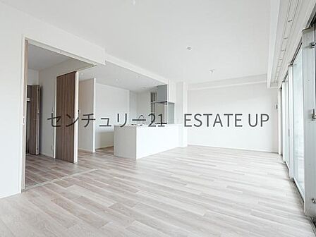 【リビング】お好きにアレンジして家具を置き、ご家族で安らげる癒しの空間をお作りいただけます。