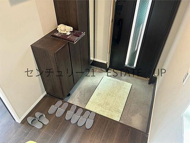 【玄関】大きなドアが帰りを出迎えてくれます。