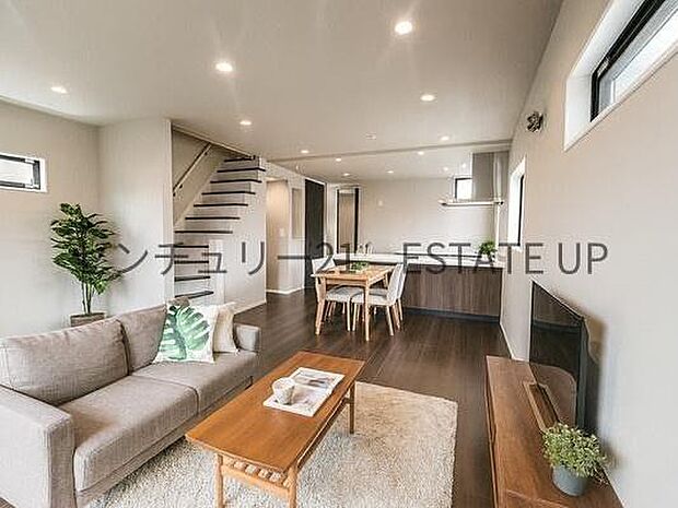 【リビング】心地いい光が差し込みます。過ごしやすいリビングで家族が快適な日々が送れます。※ホームステージングしているイメージ図です。